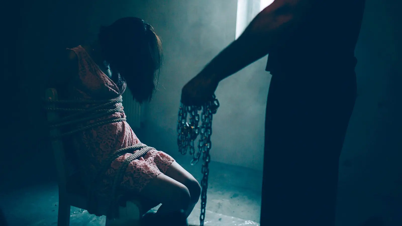 Amarraba a su hija con retraso mental para que tuviera relaciones