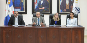 Al centro el viceministro Francisco D’Óleo junto a otras autoridades de educación. Johnny Rotestán