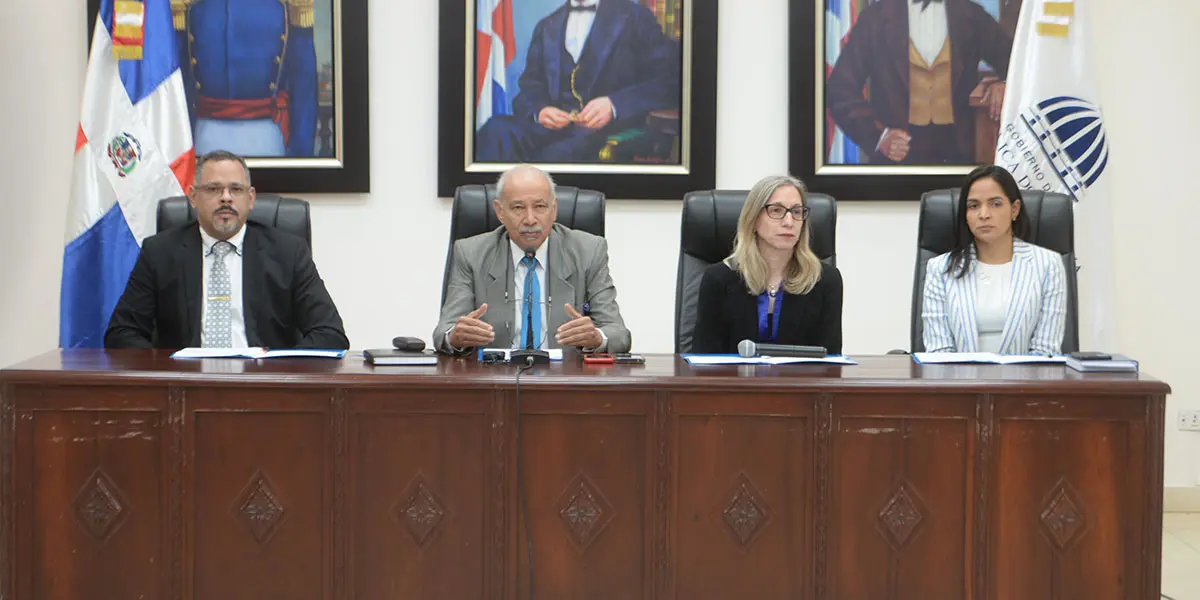 Al centro el viceministro Francisco D’Óleo junto a otras autoridades de educación. Johnny Rotestán