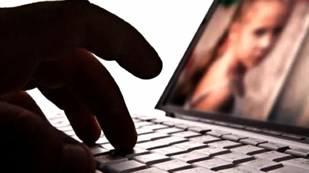 Mujer abusa de su bebé mientras la graba; vendía los videos por internet