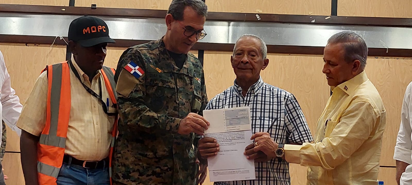 Inician entrega de RD$85 millones a familias impactadas por muro