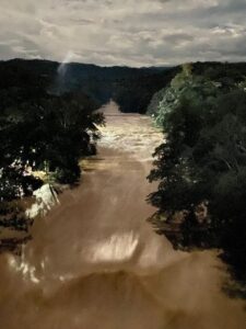 VIDEO: Colapsa muro en presa de Montecristi; COE emite alerta roja