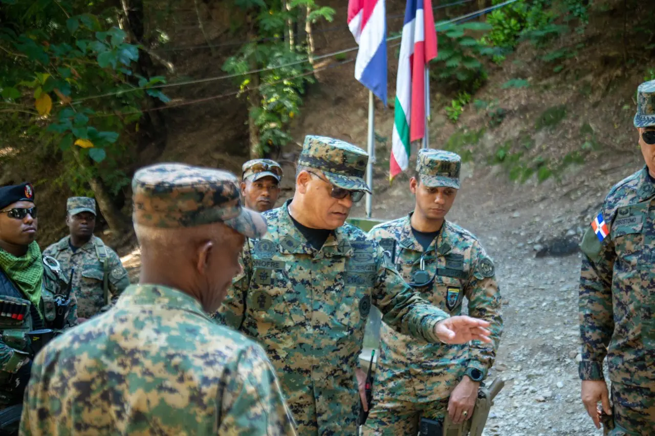 Comandante general del Ejército recorre carretera internacional inspeccionando destacamentos