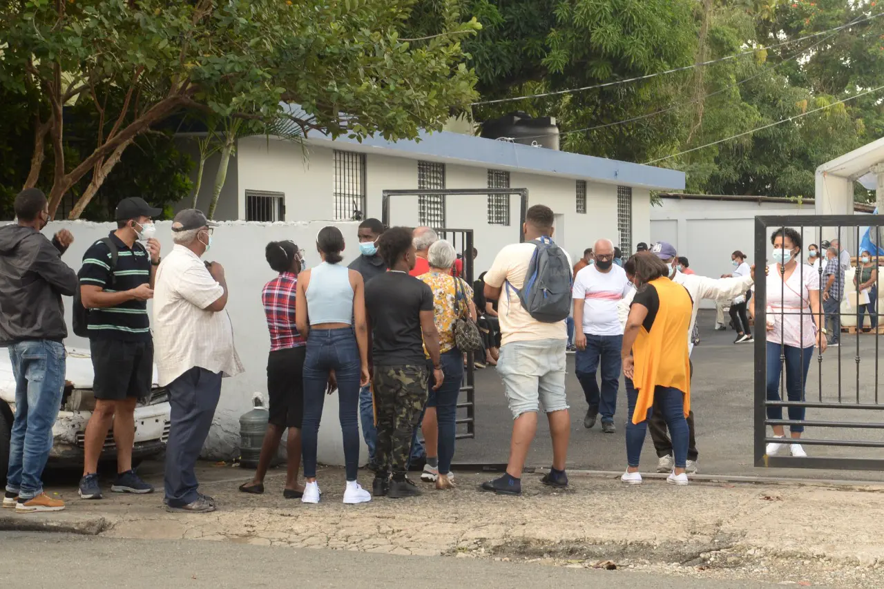 Decenas de personas se están realizando la prueba de covid-19. Félix de la Cruz