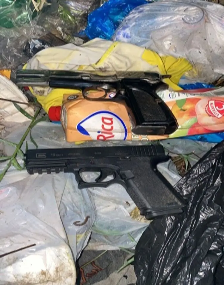Recuperan en un basurero dos pistolas robadas hace más de tres años