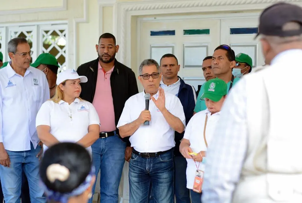 El director de la DGDC, Eléxido Paula, habla al encabezar el programa de ayuda social en Cotuí.