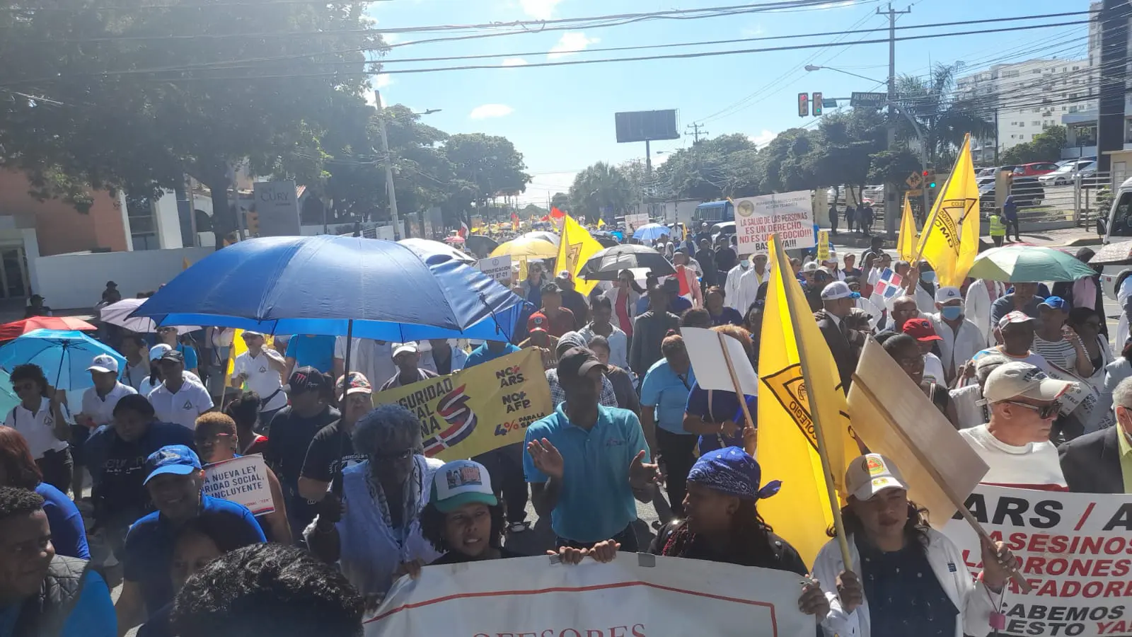 El Colegio Médico vuelve a marchar contra las ARS y AFP