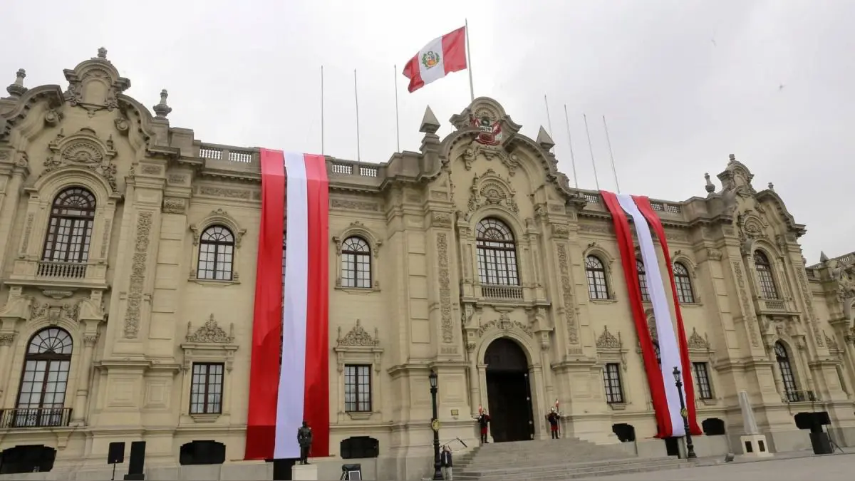 Castillo abandona el Palacio de Gobierno con rumbo desconocido