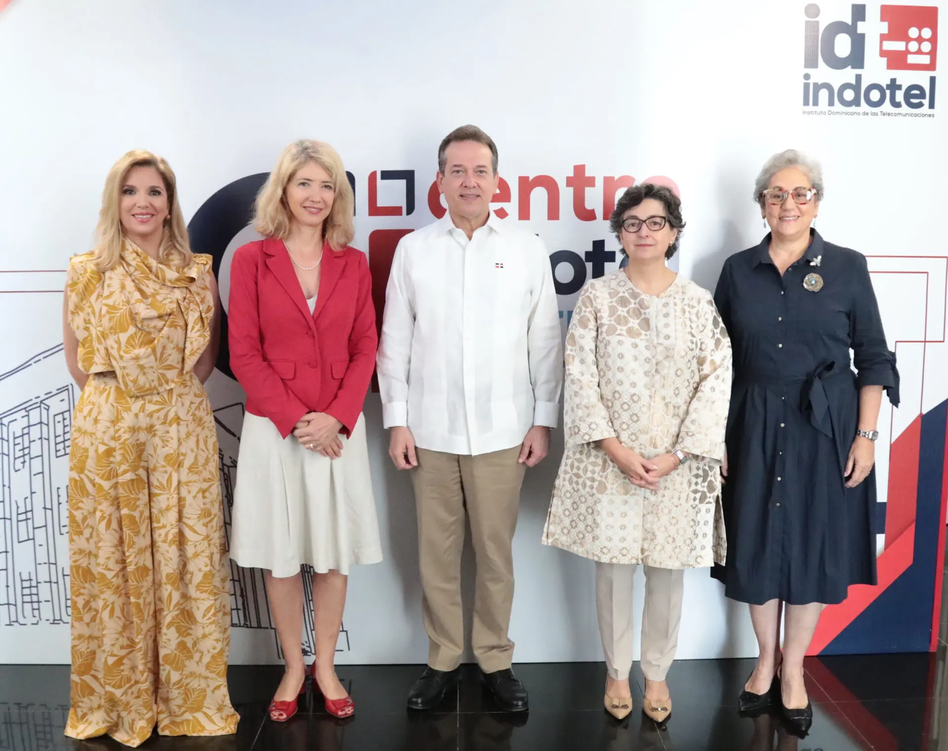 Elsa Turull de Alma, Katja Afheldt, Ito Bisonó, Arancha González Laya y Vilma Albaje de Contreras. FUENTE EXTERNA