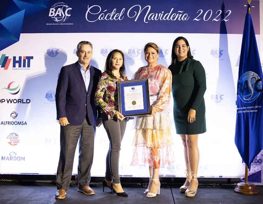 El vicepresidente ejecutivo de la Cámara Americana de Comercio, William Malamud, entrega la certificación BASC a la empresa Alfridomsa, la cual fue recibida por Saina Rodríguez, Gina Victoriano y Claudia Gutiérrez