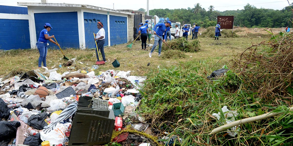 Personas limpian los cúmulos de basura que se originan en La Zurza. Johnny Rotestán
