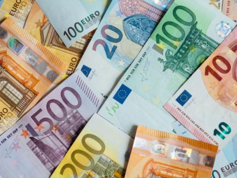 El euro sube tras la mejora del ánimo en los mercados
