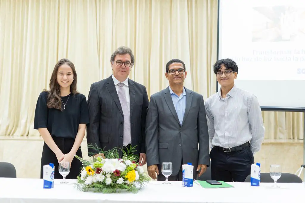 Emily Nisshio, Dr. Jottin Cury, Lic. Pedro Familia y Josei Céspedes Tamate. FUENTE EXTERNA