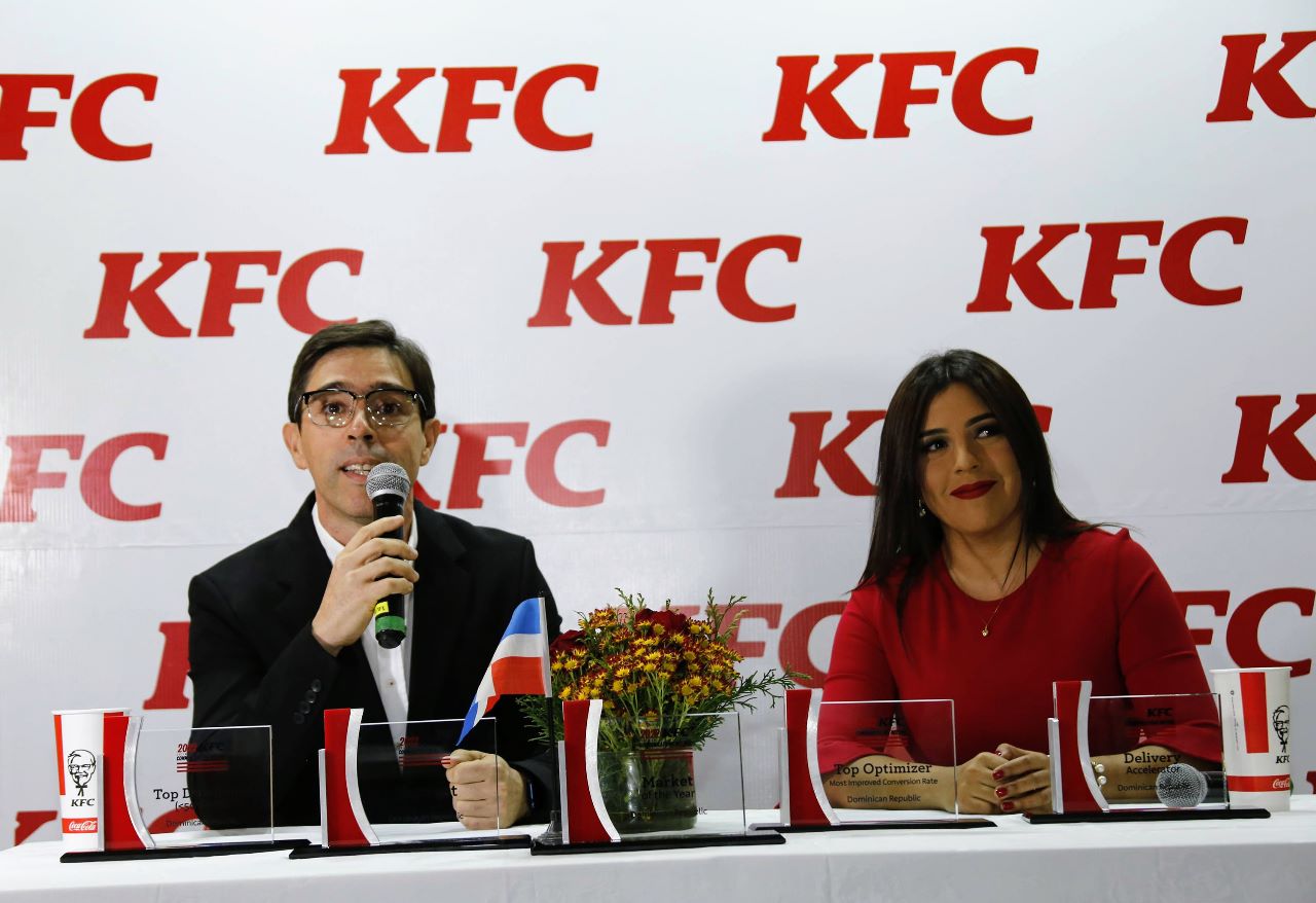 Pablo Girard, gerente general en el país de KFC, se dirige a los presentes acompañado de Vanessa González, gerente de mercadeo