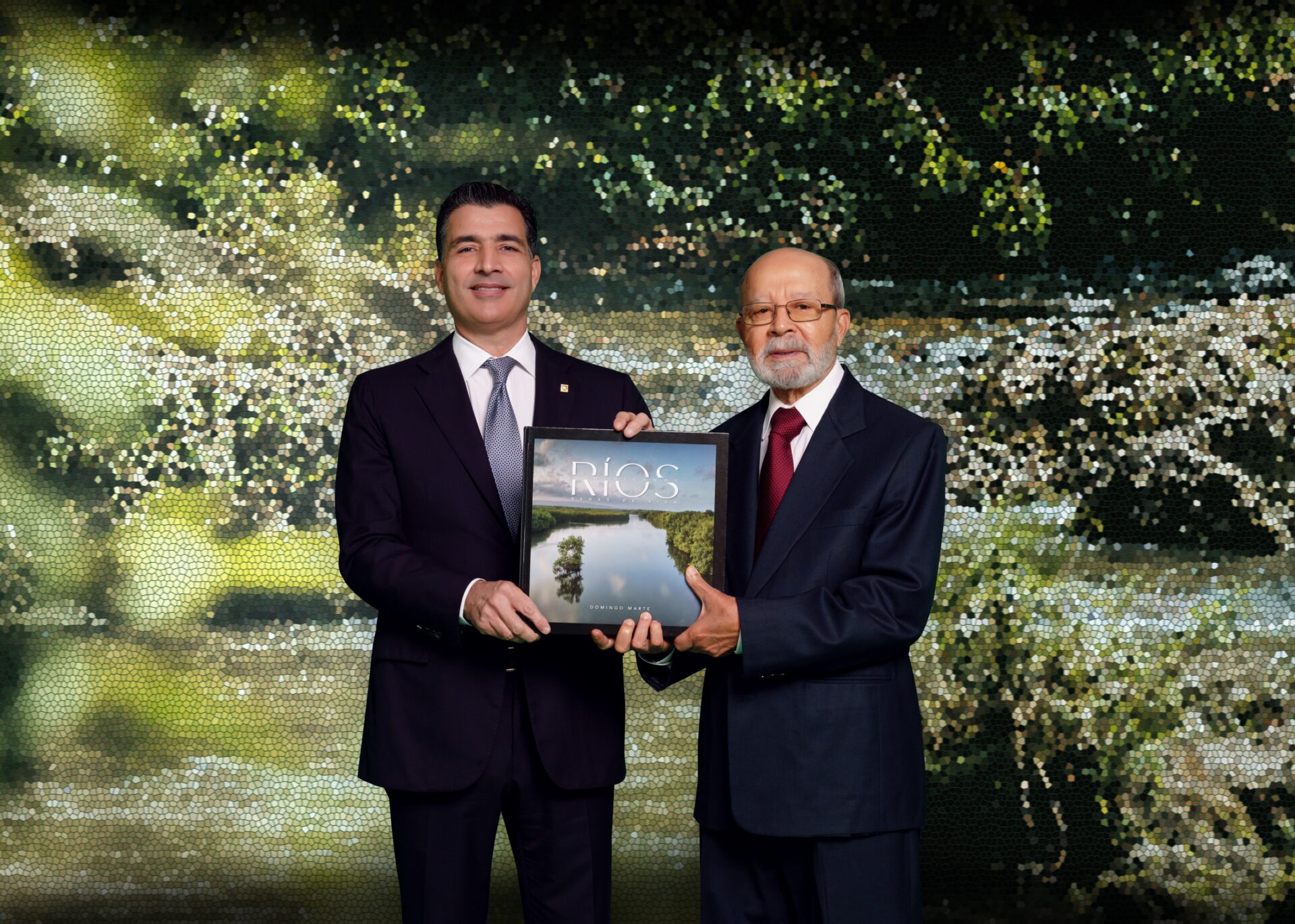 Christopher Paniagua, presidente ejecutivo del Banco Popular Dominicano, hizo entrega del primer ejemplar al autor de la obra, Domingo Marte. FUENTE EXTERNA