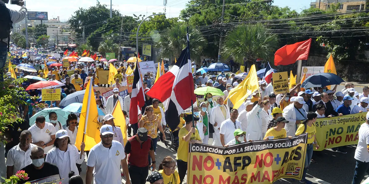 Recorrido de los manifestantes por una calle del Distrito Nacional. Johnny Rotestán