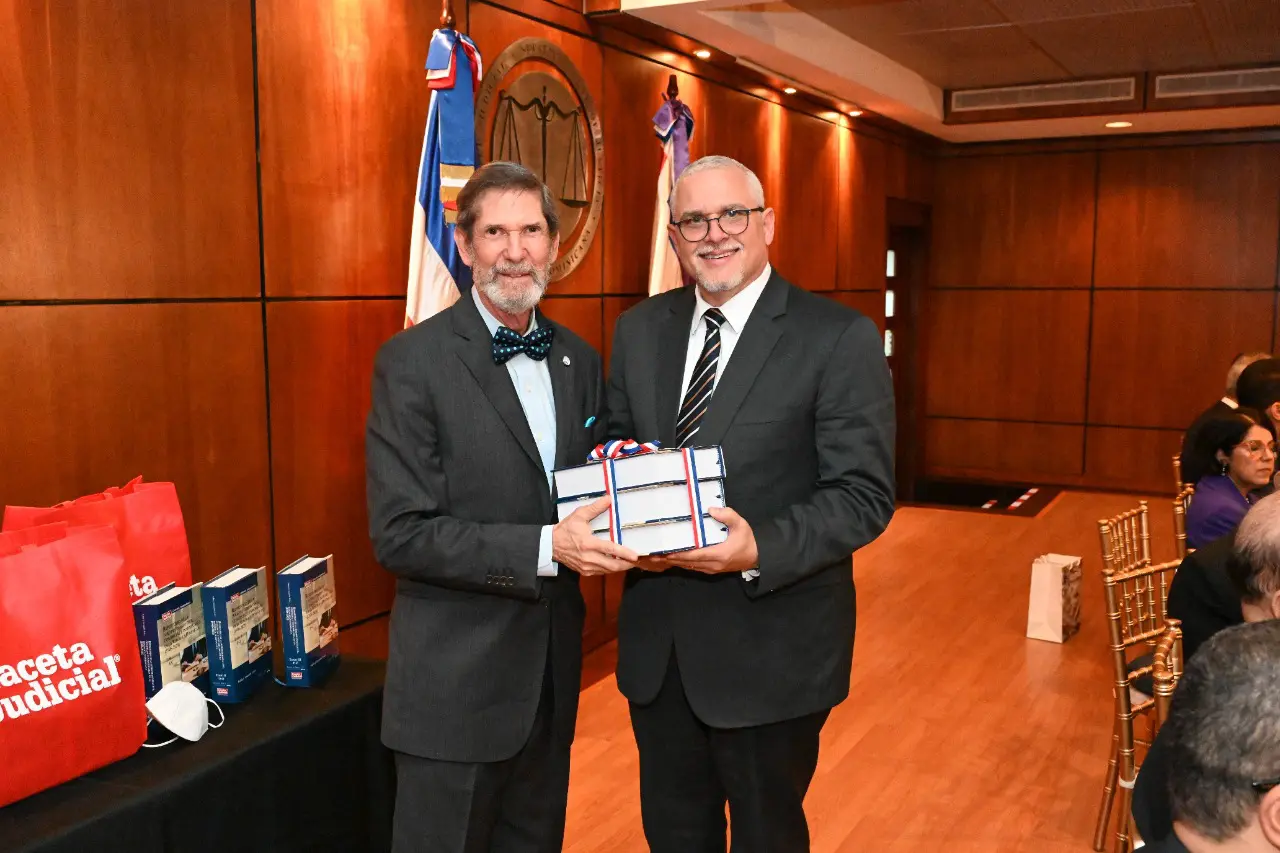 Don Fabio Guzmán entrega un ejemplar del libro al magistrado Samuel Arias Arzeno. FUENTE EXTERNA