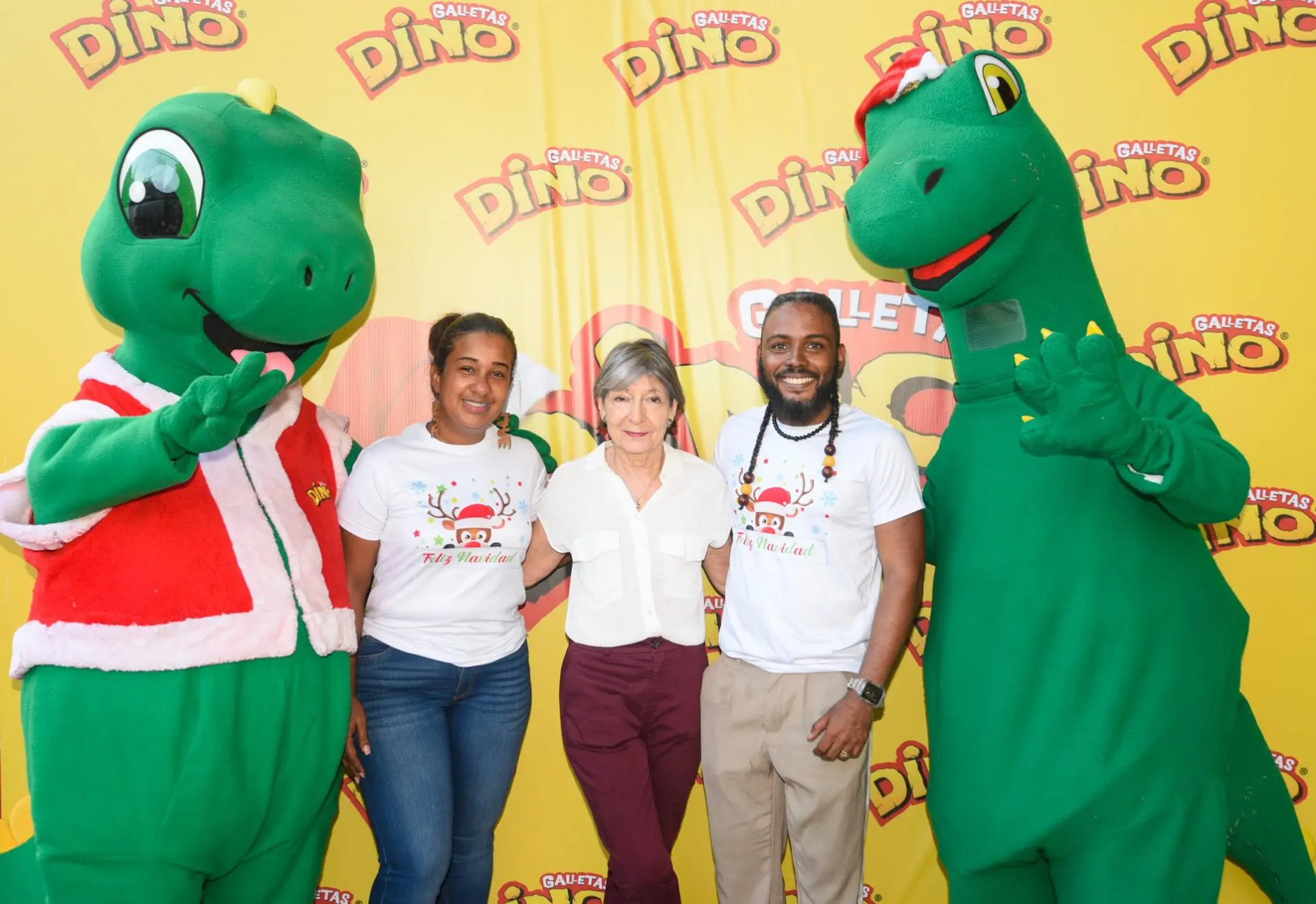 Betania Gómez, Elisabeth Puig y Frank Suero junto a las mascotas de Dino. FUENTE EXTERNA