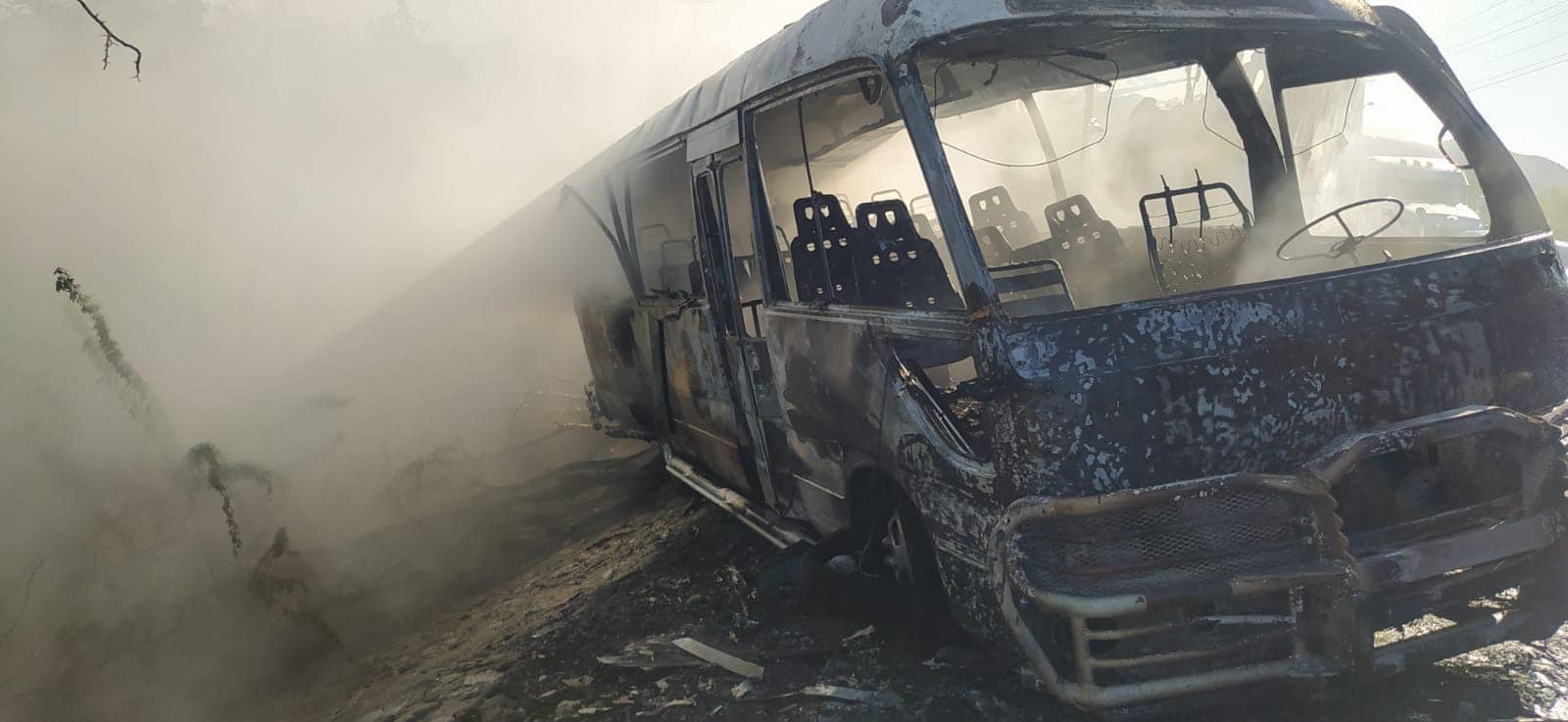 Incendio de camión y minibús en Azua deja tres muertos