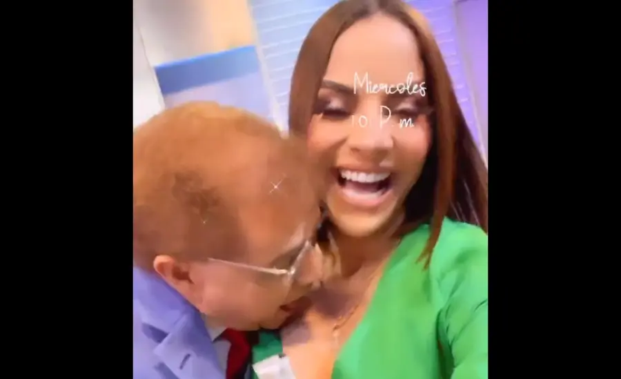 Llueven críticas a Domingo Bautista tras "emocionarse" con presentadora