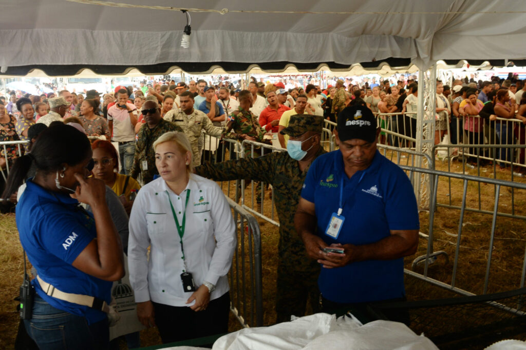 Familias comprando en Inespre para la cena de Nochebuena.