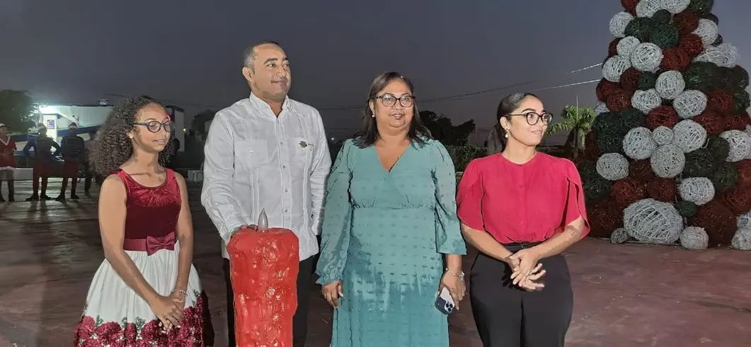 Ramírez encabezó el acto junto a su esposa, sus hijas, comunitarios, miembros del Consejo de Regidores, empleados y relacionados de la Distrito Municipal Turístico Verón Punta Cana. FUENTE EXTERNA