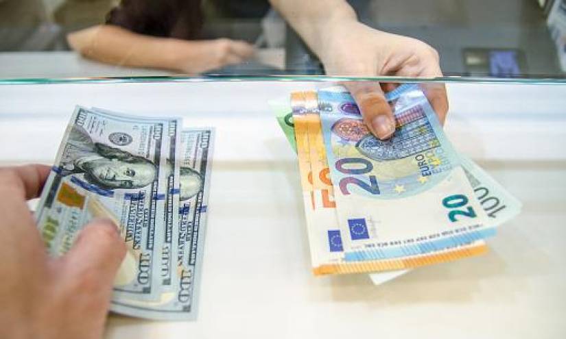 El euro se mantiene estable en 1,06 dólares
