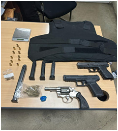 Incautan armas de fuego ilegales, chaleco antibalas y drogas en Santiago