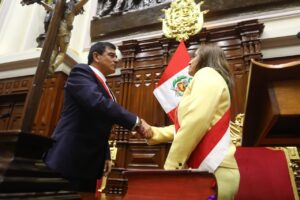 Dina Boluarte se juramenta como nueva presidenta de Perú