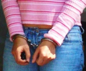 Policía apresa mujer con relación a muerte de su hijo de 2 año