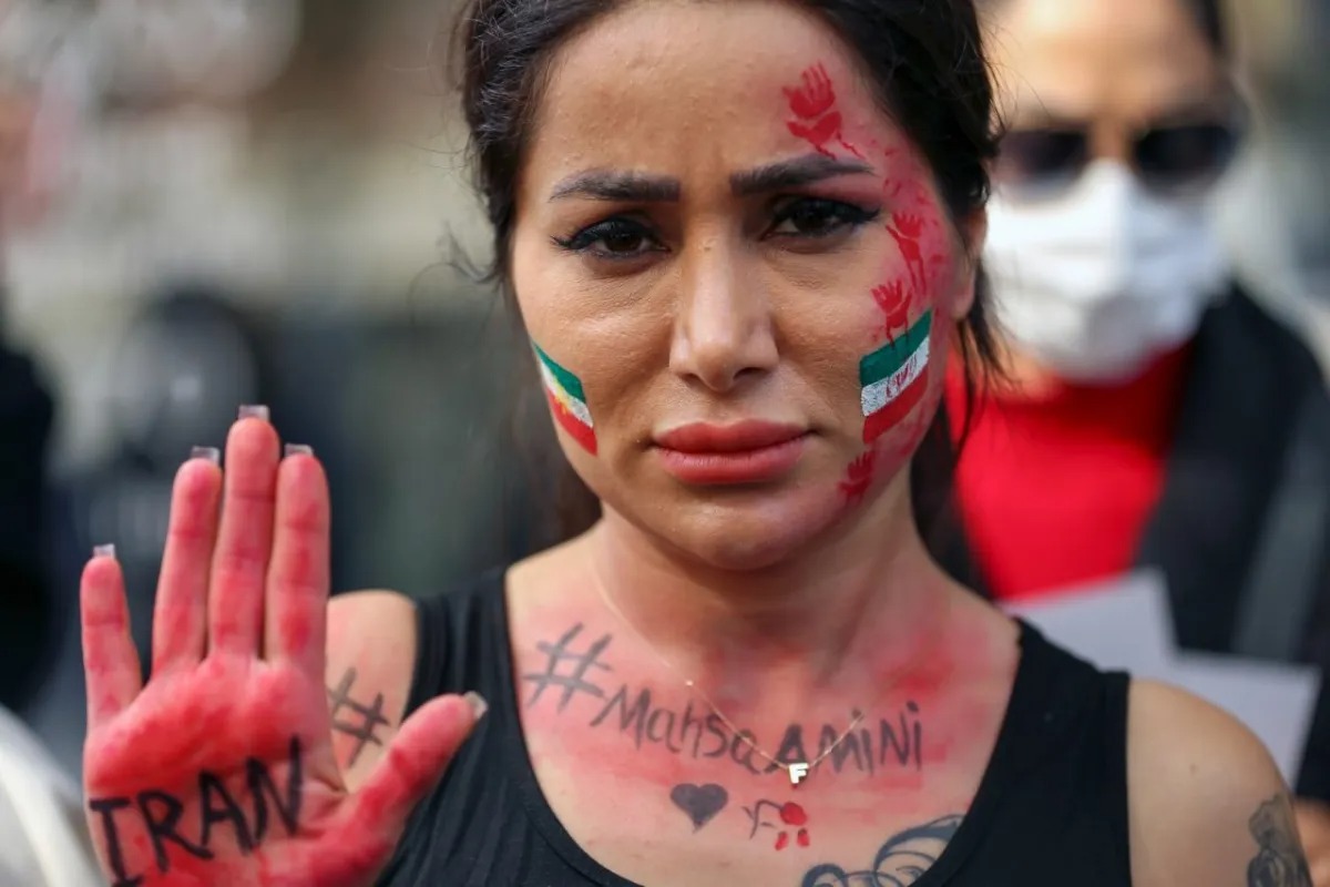 Irán niega abusos sexuales a mujeres encarceladas en las protestas