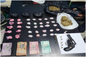 Policía apresa cuatro hombres en desmantelamiento de punto de drogas