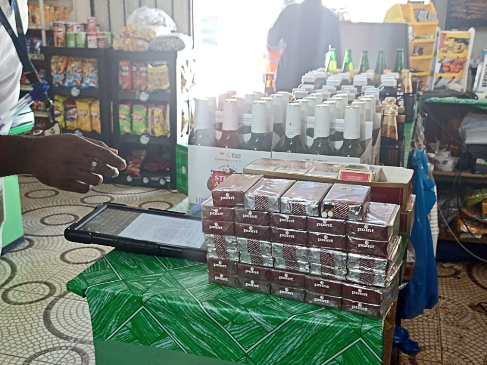Decomisan alcohol y cigarrillos durante operativos en comercios