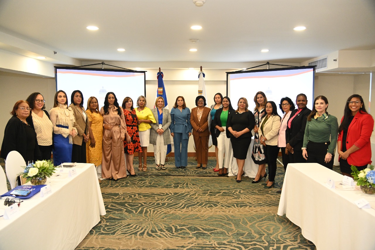 Ministerio de la Mujer discute con legisladoras agenda de igualdad
