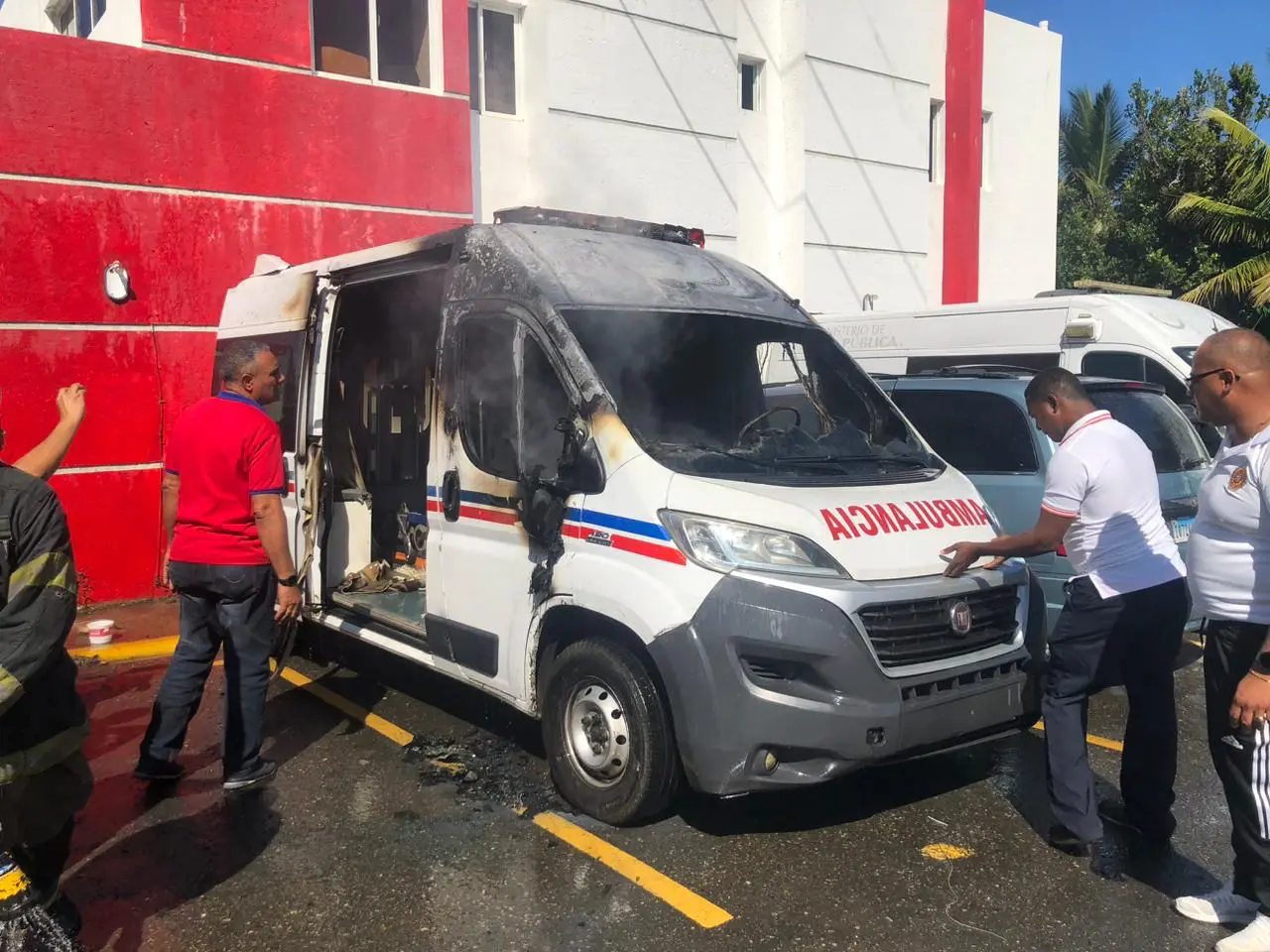 Casas y ambulancias afectadas por fuegos en Santiago y Puerto Plata