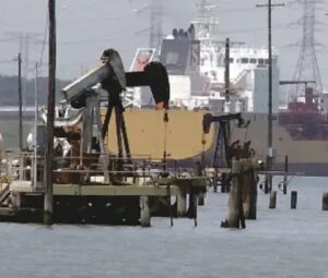El petróleo de Texas baja levemente, hasta 76,82 dólares el barril