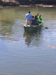 En yola! residentes en Hato Mayor hacen travesía por colapso de puente