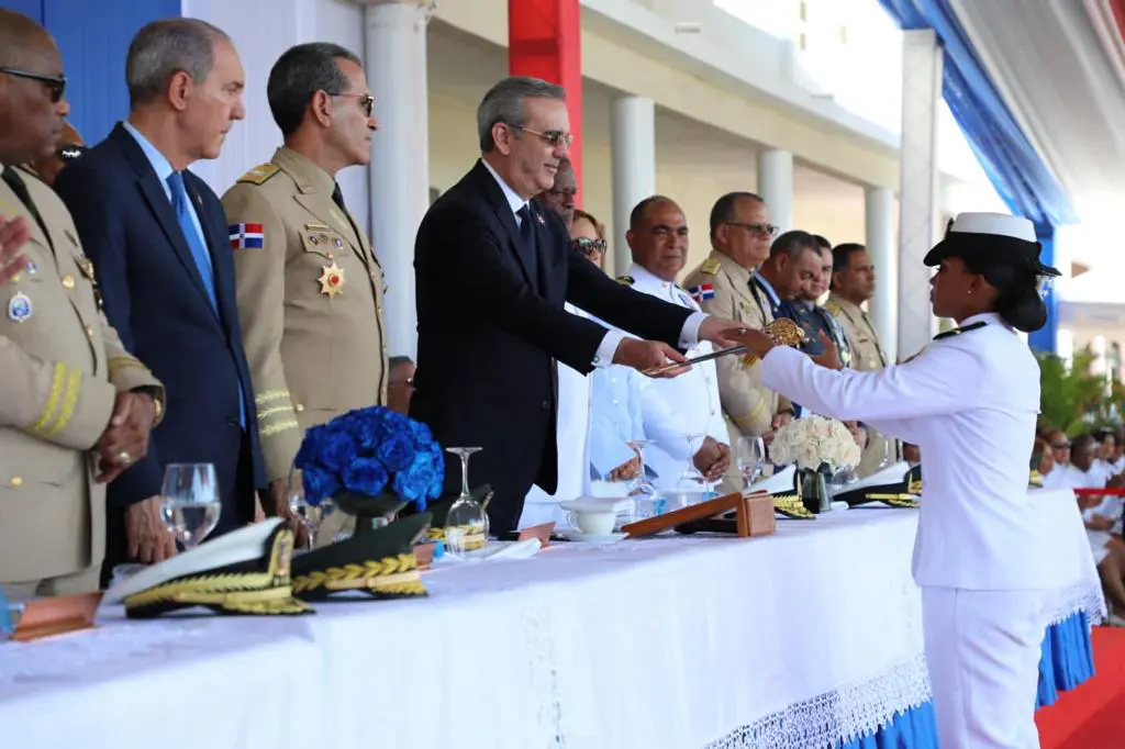Abinader encabeza graduación de Damas y Caballeros Guardiamarinas