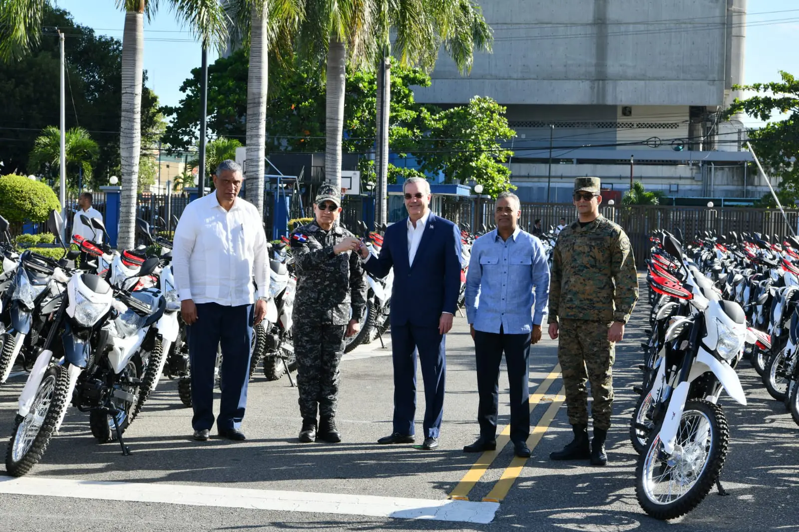 Abinader encabeza entrega de 130 motocicletas del Sistema 9-1-1 a la PN FOTO: DANNY POLANCO