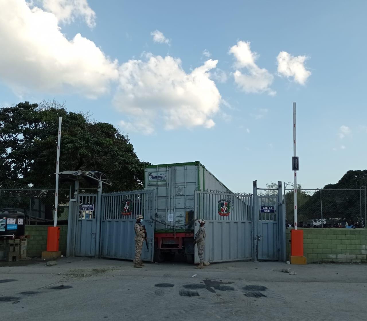 CesFront cierra puerta fronteriza bloqueda por haitianos