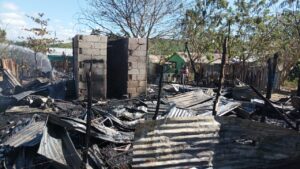 Incendio destruye tres viviendas en comunidad de Santiago FOTO: RICARDO FLETE