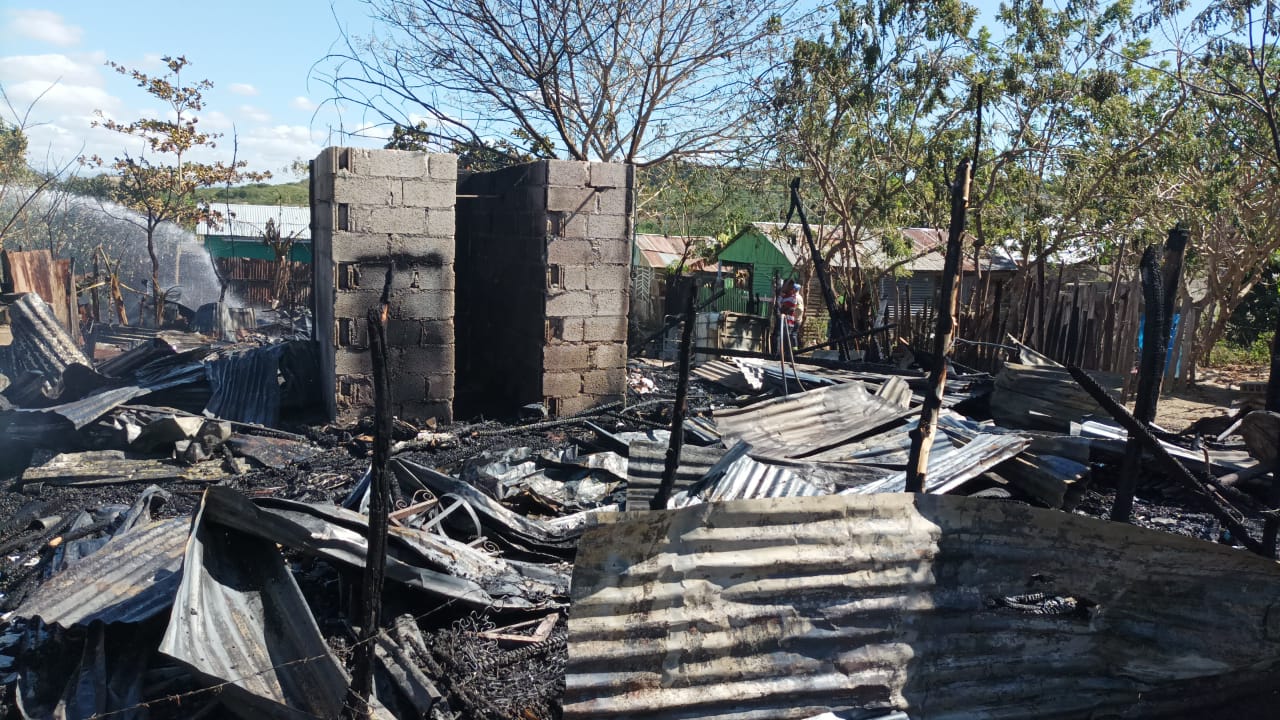 Incendio destruye tres viviendas en comunidad de Santiago FOTO: RICARDO FLETE