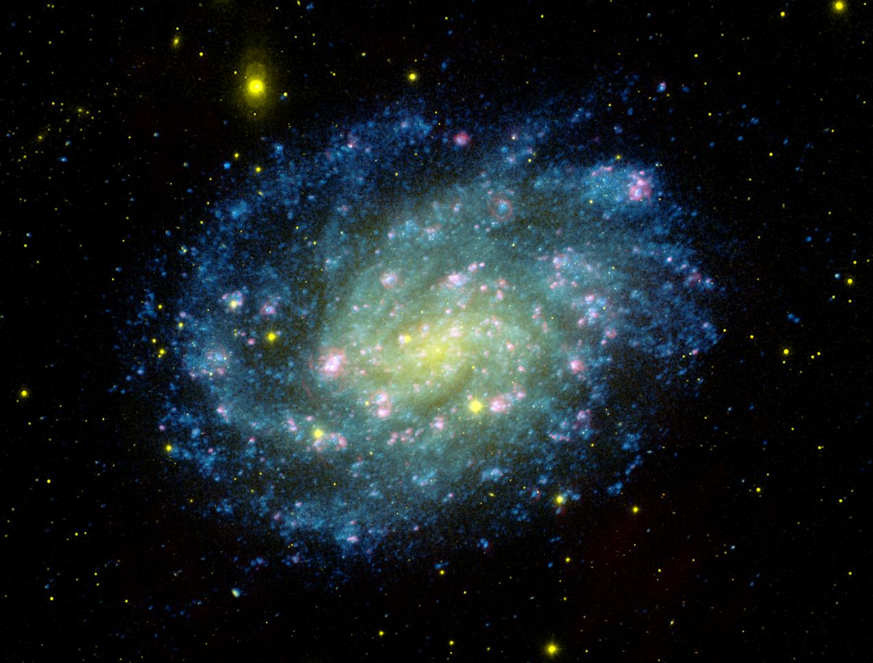 Galaxia espiral en la constelación Sculptor que muestra los colores de la bandera de Brasil. Foto: NASA