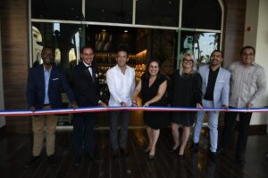 Ejecutivos de la cadena hotelera durante la inauguración The Grand Cellar-min. FUENTE EXTERNA