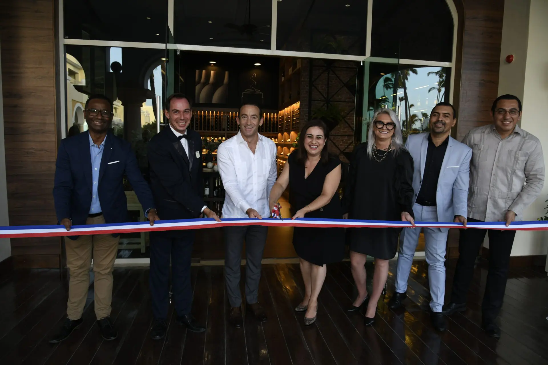 Ejecutivos de la cadena hotelera durante la inauguración The Grand Cellar-min. FUENTE EXTERNA
