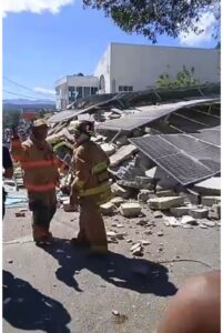  Se desploma local de tienda Multimuebles en La Vega