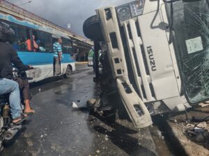 Camión de productos Rica accidentado