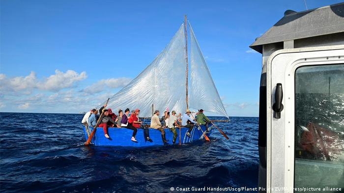 EE.UU. devuelve a Cuba 68 migrantes irregulares interceptados en el mar