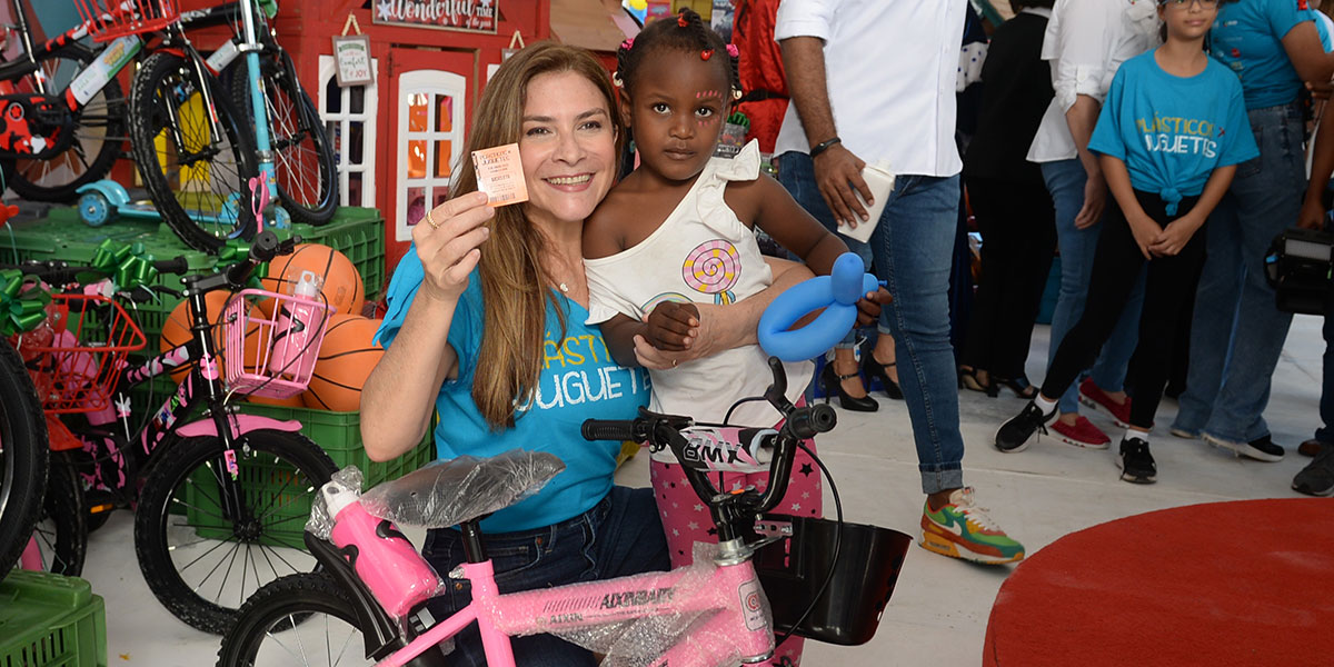 La alcaldesa del Distrito Nacional, Carolina Mejía, entregó juguetes a niños de escasos recursos. Félix de la Cruz