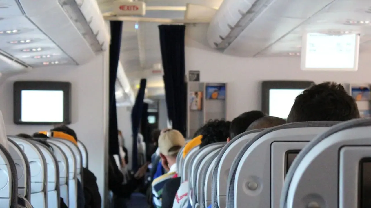 Mujer denuncia que durante un vuelo un pasajero la orinó